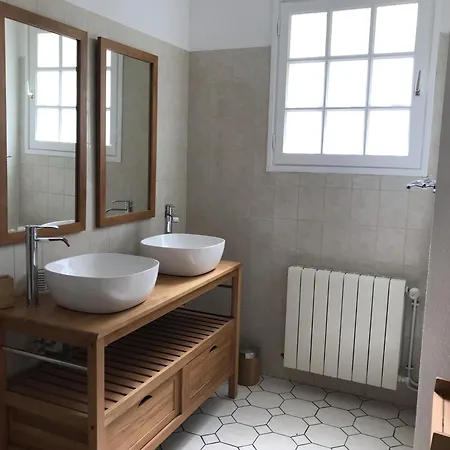 펜션 Jardin Arbore, Belle Maison Piscine 생-트로장-레-뱅